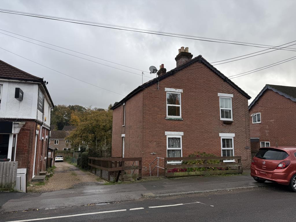 Lot: 105 - THREE-BEDROOM HOUSE IN NEED OF IMPROVEMENT - Semi detached house with fenced boundary